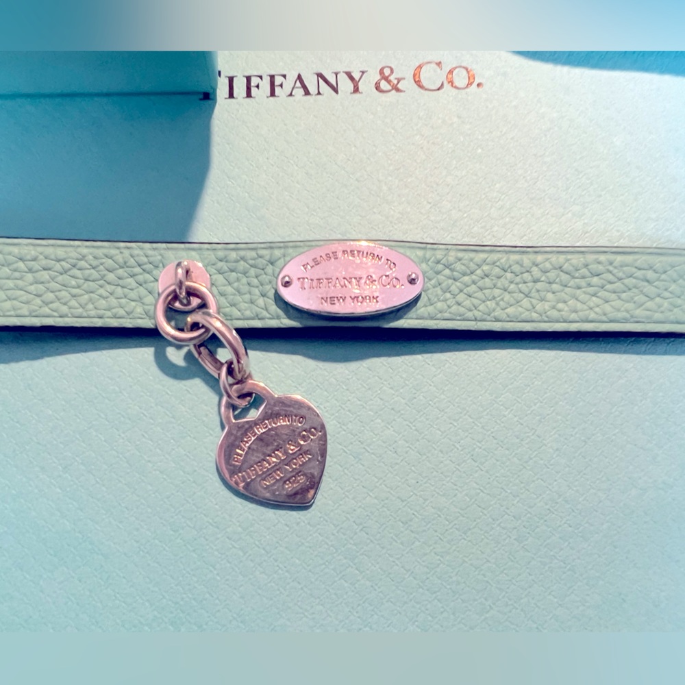 Adjustable leather band bracelet